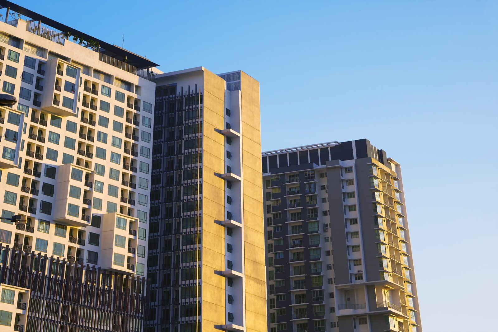 apartment-buildingmultistoried-modern-and-stylish-living-block-of-flats-real-estate-ne-SBI-301990088